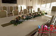 длинная цветочная композиция на стол заседаний белого, красного и бежевого цвета