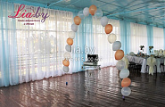 Арка из шаров с гелием и стол дарения на свадьбе