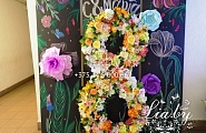 фотозона грифельная доска с росписью мелом и бумажными цветами, также гигантская цифра 8 из цветов в рост человека на 8 марта