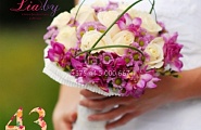 Бело-фиолетовый букет невесты из роз, фрезии, хризантем и дендробиума №43
