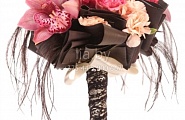 Букет невесты с коричневой лентой из розовой орхидеи (цимбидиум), розообразной гвоздики, аспидистры №11