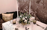 украшение столика для романтического свидания цветочной композицией с хлопком, свечи высокие белые в подсвечниках