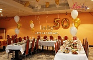 Украшение шарами белого и золотого цвета 50-ти летнего юбилея в кафе