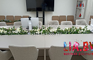 украшение стола для переговоров цветами белого цвета