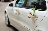 Украшение ручек свадебного автомобиля цветами