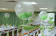 Украшение зала в бело-зеленых тонах с использованием шаров