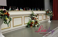 Украшение цветочными композициями конференц-зала в Президент-отеле