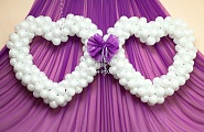 Белые сердца из шаров с фиолетовым бантом