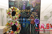  Грифельная фотозона к 8 марта с росписью и гигантской цифрой 8 из цветов