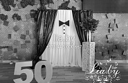 украшение фотозоны на банкете по случаю юбилея в ресторане Астория (Минск, Лебяжий), фотозона в виде костюма с бабочкой, столы украшались высокими вазами с цветами