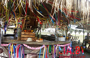 украшение соломой, гавайской гирляндой и идолами, ретро-гирляндой входного стола-ресепшена а также большой беседки-бара под открытым небом в пикник-отеле Экспедиция