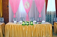 Розовая свадьба с гербом на котором изображены инициалы молодоженов