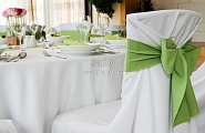 Украшение стульев на свадьбу: полный чехол, зеленый бант
