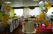 украшение зала на свадьбу шарами и тканями, стол дарения цвета белый и золото в кафе Пралеска