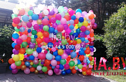 Стена из разноцветных и разноразмерных шаров в Фестивальном