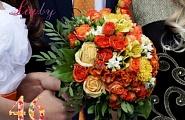 Ярко оранжевый с красным букет невесты: роза, хризантема, целозия, далия, эустома, бовардия, альстромерия и зелень №46
