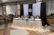 стол президиум в белом и шоколадном цвете с прямоугольной ширмой