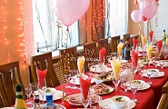Украшение стола на банкет, выпускной, свадьбу (гирлянды, шары, ленты, юбки на столы)
