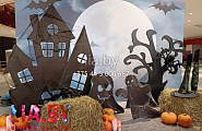 фотозона с приведеньями и домиком, стогами сена, ведьмой, метлой, тыквами на Halloween