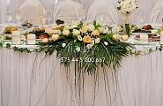 Цветочная композиция для украшения стола на свадьбу