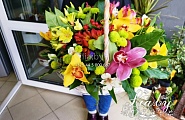 корзина из цветов с орхидеями, ирисами, альстромериями