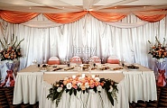 Стол для жениха и невесты на свадьбу