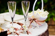 Стильные свадебные бокалы. С бантиком и цветочком бокал на свадьбу. Коричневая и бежевая лента в украшении бокала.