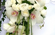 Длинный белый букет невесты из орхидей и роз с зеленью №55