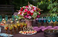Украшение банкетного стола, стола для закуски цветочной композицией в вазе