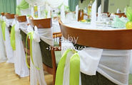 Стулья или полукресла украшенные белым бантом с салатовыми лентами