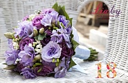 Букет невесты сиреневого цвета с розой, кустовой розой, фрезией, эустомой и бовардией №18