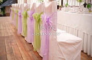 Украшение стульев полными белыми чехлами и  цветными бантами (яблочный и светло-лиловый цвет)