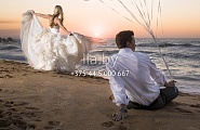Свадебная фотосессия на пляже с гелиевыми шарами белого цвета