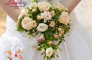 Классический букет невесты из нежных роз с эустомой и гипсофилой №35