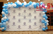 Баннер обрамленный разноразмерной гирляндой из белых и голубых шаров