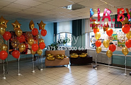 Украшение фойе школы фонтанами из шаров с гелием в красно-золотом цвете и с конфетти, а также фольгированные 2022 и звезды