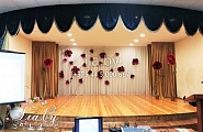 Украшение сцены в актовом зале на школьное мероприятие бумажными цветами