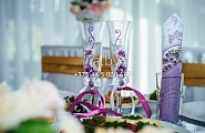 Свадебные бокалы в фиолетовом цвете. Вы можете заказать точно такие бокалы либо указать на желаемые изменения и дополнения дизайна. Мы декорируем бокалы по Вашему эскизу (например фото из Интернета), а также можем изготовить авторский бокал на свадьбу.