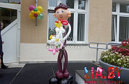 Украшение гимназии № 34 Минска шарами и фигурами школьников из шаров на 1 сентября
