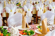 Украшение зала на выпускной - стулья бантами, столы юбками, тканями и цветами