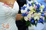 Нежный букет с белыми и нежно-лиловыми розами и синяя бродиэя № 34