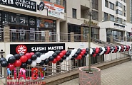  Украшение гирляндой из шаров черного, красного и белого цвета открытия ресторана суши