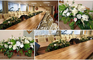 Белые цветы и зелень в композициях для украшения конференц зала