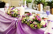 Цветочная композиция для украшения стола молодых в фиолетовых тонах. Украшение стола молодых