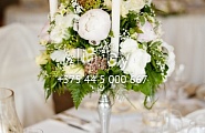 Подсвечник украшенный цветами на гостевой стол на свадьбу