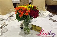 Большой цветочный букет в вазах на столах в банкетном зале Президент Отеля (Минск)