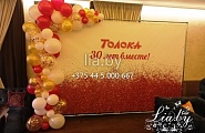 Фотозона на корпоратив по случаю празднованию 30 лет Толока. ПВХ-баннер обрамленный с одной стороной гирляндой из разноразмерных шаров белого, золотого и красного цвета