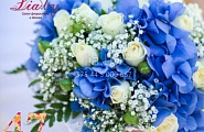 Сине-белый букет невесты из белых роз, синей гортензии и гипсофилы № 47