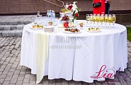 Фуршетный стол на свадьбу - украшение тканями, цветами в вазах