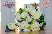 Букет невесты и бутоньерка жениха из белых роз и пионов с вероников и вибурнум №49